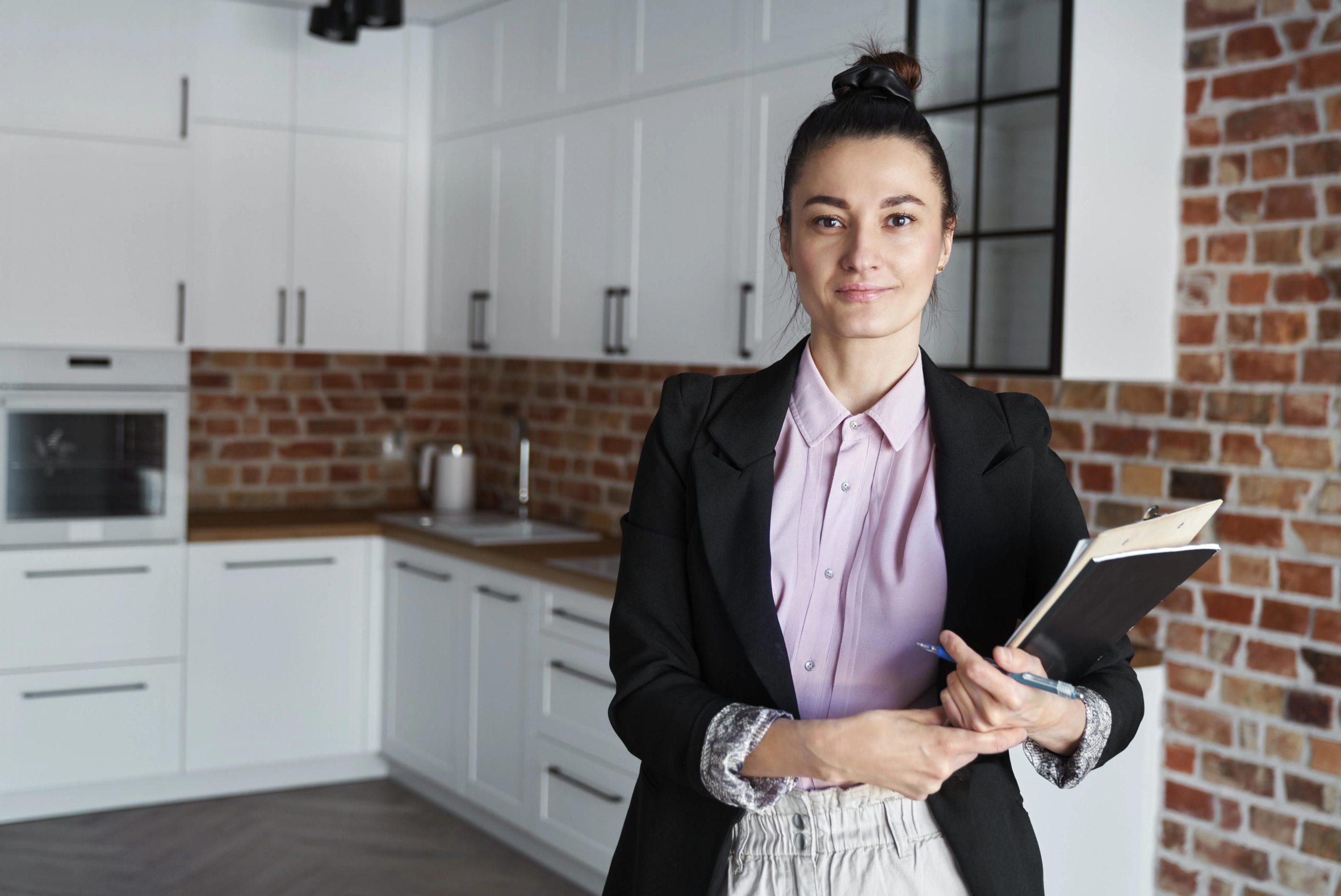 portrait-of-smiling-real-estate-agent-in-new-apart-T4HAMH9-e1628408690662.jpg